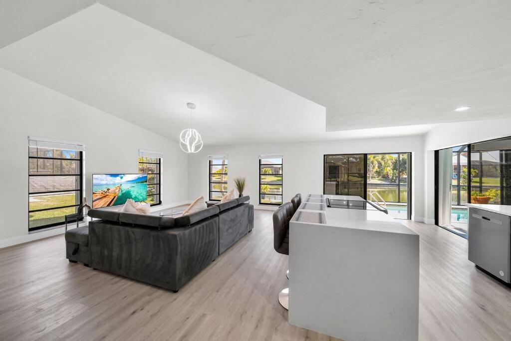 Luxury Waterfront Haven In - Dog-friendly Escape With Private Pool Cape Coral