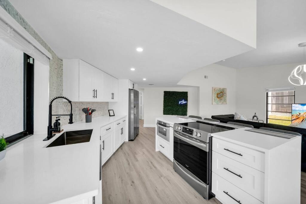 Holiday home Luxury Waterfront Haven In - Dog-friendly Escape With Private Pool Cape Coral
