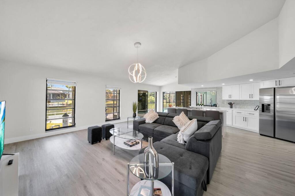 Luxury Waterfront Haven In - Dog-friendly Escape With Private Pool Cape Coral