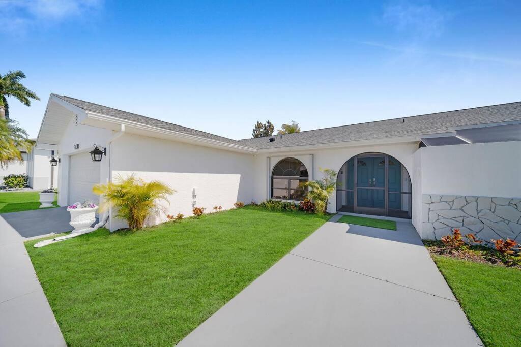 Luxury Waterfront Haven In - Dog-friendly Escape With Private Pool Holiday home Cape Coral