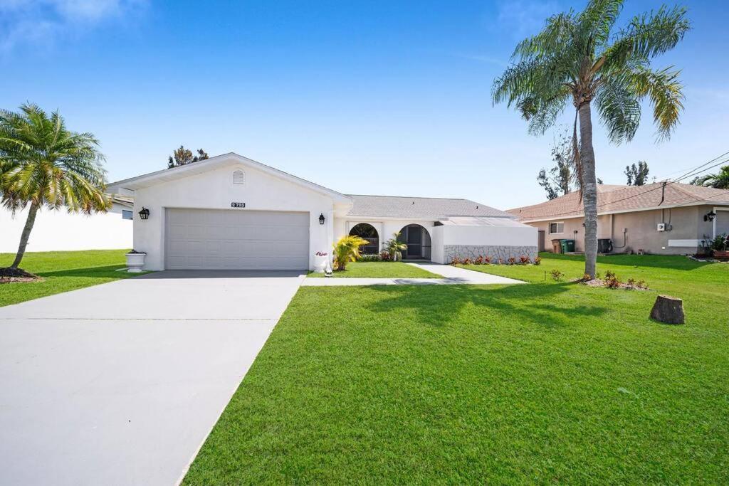 Holiday home Luxury Waterfront Haven In - Dog-friendly Escape With Private Pool Cape Coral