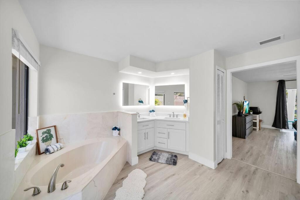 Luxury Waterfront Haven In - Dog-friendly Escape With Private Pool * Cape Coral