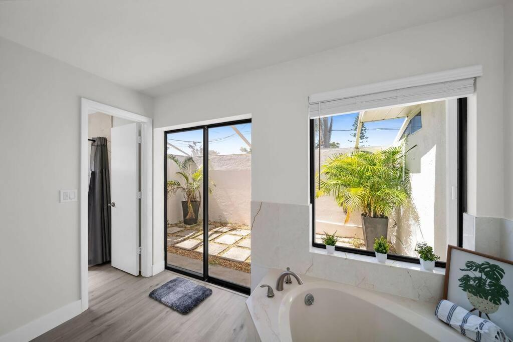 Luxury Waterfront Haven In - Dog-friendly Escape With Private Pool Cape Coral