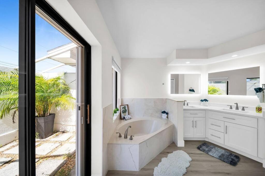 Holiday home Luxury Waterfront Haven In - Dog-friendly Escape With Private Pool
